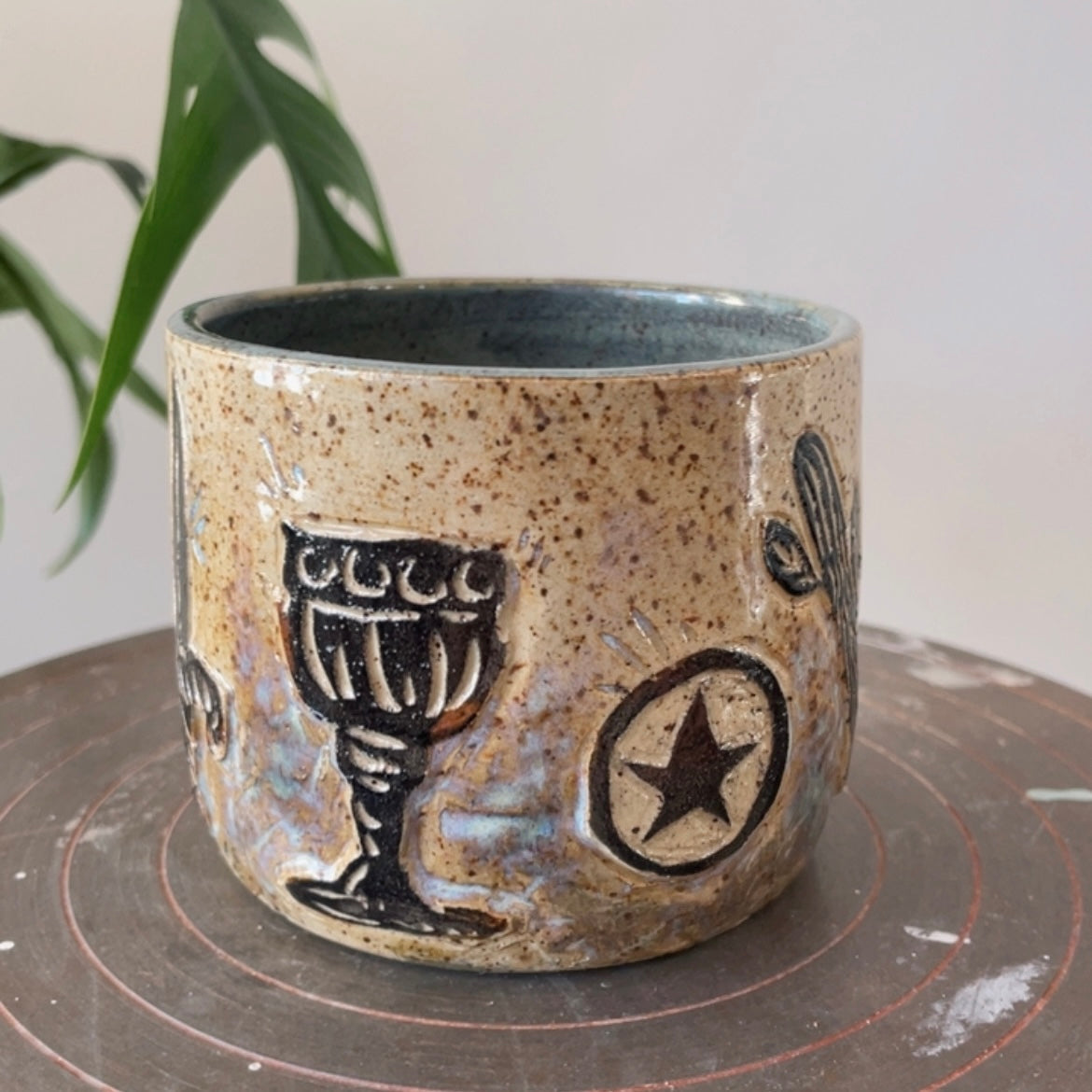 Carved Cup Raven & Tarot - 12oz