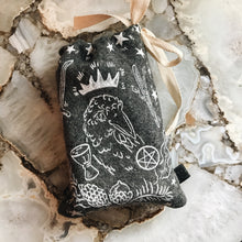 Load image into Gallery viewer, Wool Tarot Raven Bag
